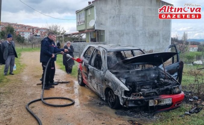 Gerze'de park halindeki otomobil yandı