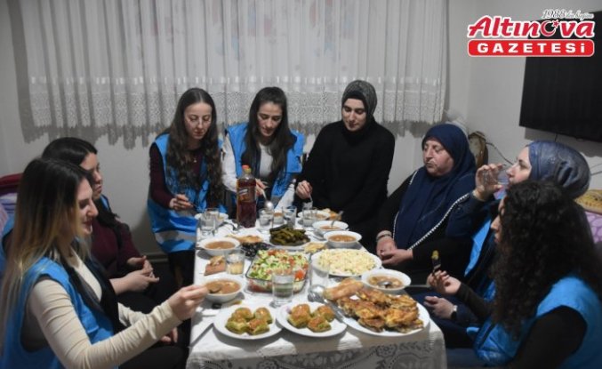 Gümüşhane'de üniversite öğrencileri ramazanda yaşlıları yalnız bırakmıyor