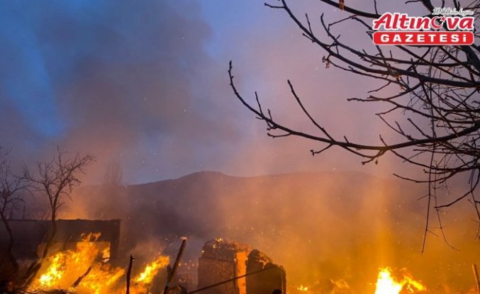 Karabük'te 4 ev ve ahır yandı
