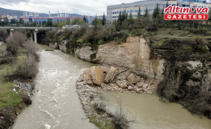 Karabük'te yamaçtan kopan kaya parçaları çaya düştü