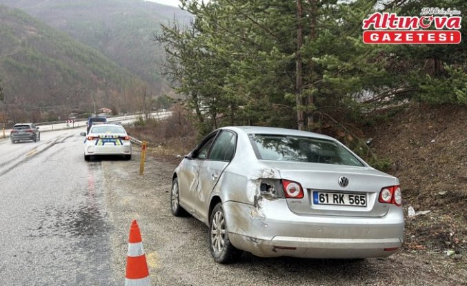 Kastamonu'da refüje çarpan otomobildeki 3 kişi yaralandı