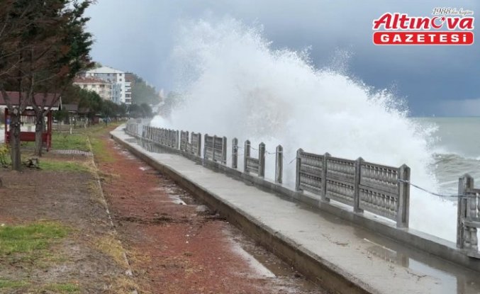 Kastamonu'nun İnebolu ilçesinde fırtına sahilde hasara yol açtı