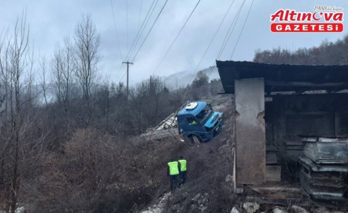 Mudurnu'da şarampole devrilen tırın sürücüsü yaralandı