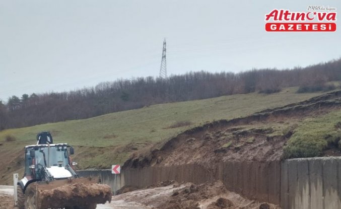 Niksar'da heyelan nedeniyle kapanan köy yolu ulaşıma açıldı