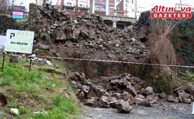 Ordu'da istinat duvarının çökmesi sonucu park halindeki 3 araçta hasar oluştu