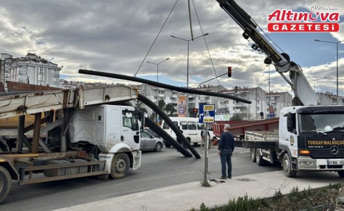 Ordu'da kamyonun dorsesindeki demirler düşerek otomobile saplandı