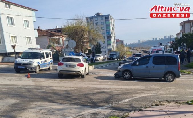 Samsun'da hafif ticari araç ile otomobilin çarpıştığı kazada 3 kişi yaralandı