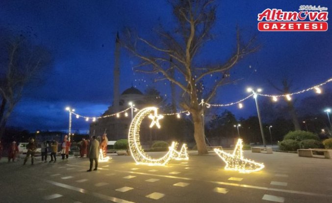 Suluova'da ramazan dualarla ve mahya ile karşılandı