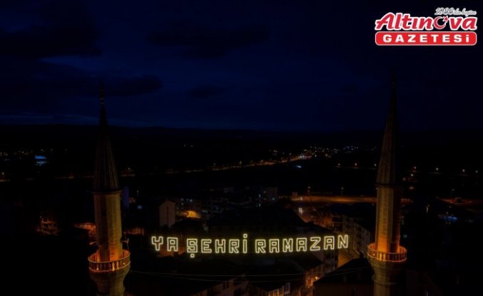 Taşköprü'de minareye ramazan mahyası asıldı
