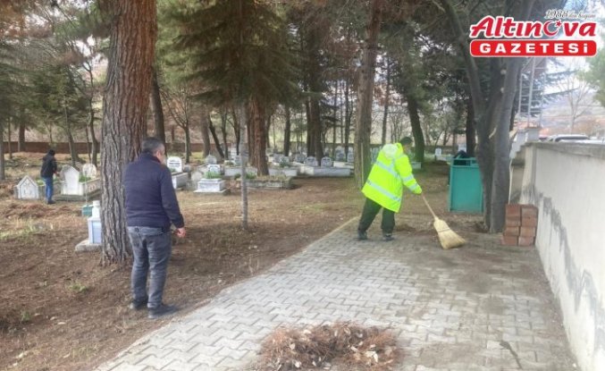 Taşova Belediyesinden mezarlık temizliği