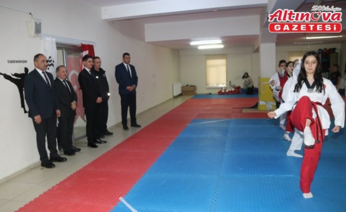 Taşova Kaymakamı Kartal'dan tekvando kursuna ziyaret