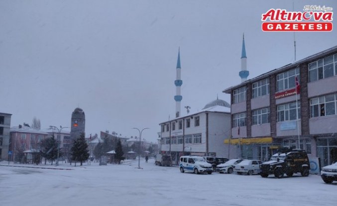Tokat'ın Başçiftlik ilçesinde kar yağışı etkili oluyor
