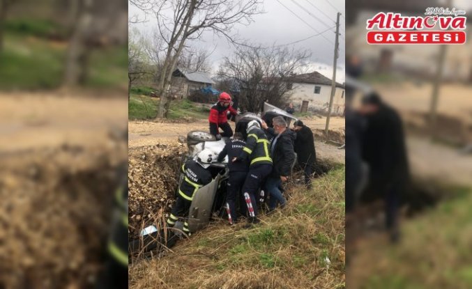 Tokat'ta kanala devrilen hafif ticari araçtaki 3 kişi yaralandı