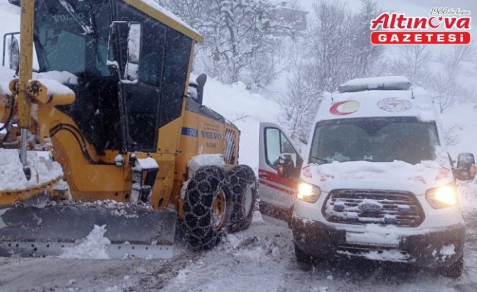 Tokat'ta yolu kardan kapanan köyde rahatsızlanan hasta ekiplerce hastaneye ulaştırıldı