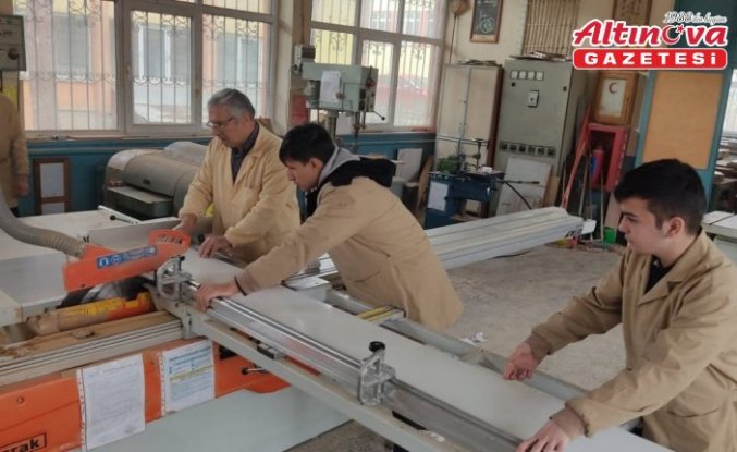 Tosya’da öğrenciler ihtiyaç sahibi ailenin mutfağını yeniledi