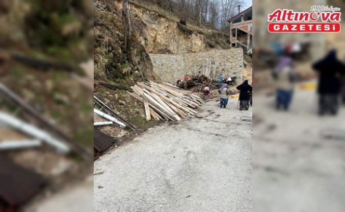 Trabzon'da fırtınada uçan çatı 4 otomobile zarar verdi