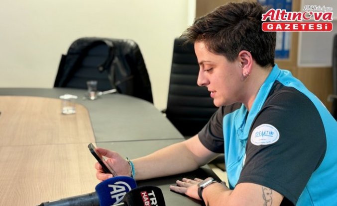 UMKE hemşiresi, enkazdan 90 saat sonra kurtardıkları Gülsüm ile görüşmeyi sürdürüyor