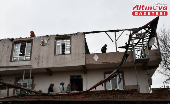Vezirköprü'de çıkan yangında iki katlı evde hasar oluştu