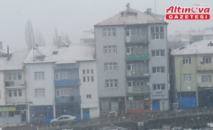 Yeşilyurt'ta kar yağışı etkili oluyor