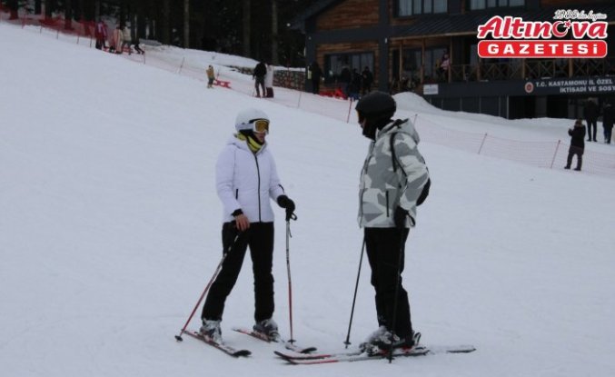 Yurduntepe Kayak Merkezi'nde ziyaretçiler hem kayak yaptı hem de halay çekip eğlendi