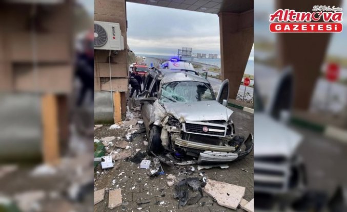 Zonguldak'ta hafif ticari aracın güvenlik kulübesine çarpması sonucu 2 kişi yaralandı