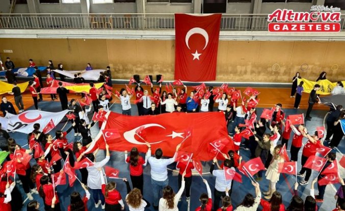 Zonguldak'ta öğrenciler ve öğretmenlerden “Bayrağa Saygı ve Sevgi“ gösterisi