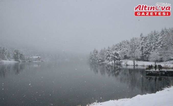 Abant ve Gölcük'te martta yağan kar tatilcileri sevindirdi