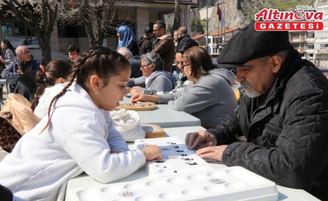 Amasya'da çocuklar yaşlılarla zeka oyunları oynadı