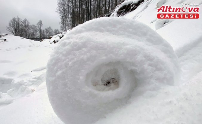 Amasya'da doğada ender oluşan kar ruloları görüntülendi