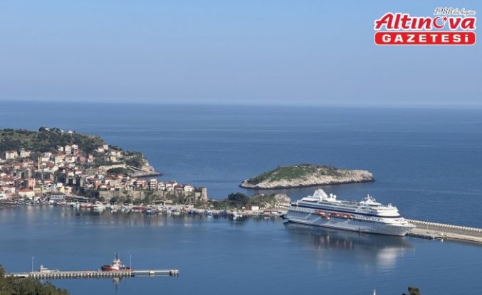 “Astoria Grande“ kruvaziyeri 942 yolcusuyla Amasra'ya geldi