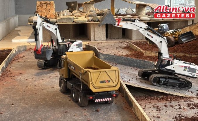 Bu kafenin müşterileri, minyatür inşaat sahasında iş makineleriyle oynuyor