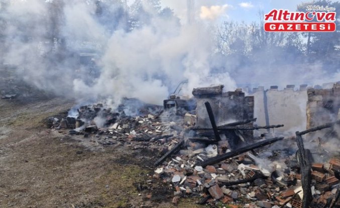 Çorum'da çıkan yangında 2 katlı ev, samanlık ve traktör yandı