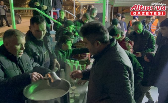 Çorum'da Kadir Gecesi dolayısıyla vatandaşlara yaklaşık 100 kilogram süt ikram edildi