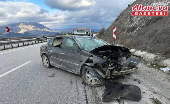 Çorum'da refüje çarpan otomobildeki 5 kişi yaralandı