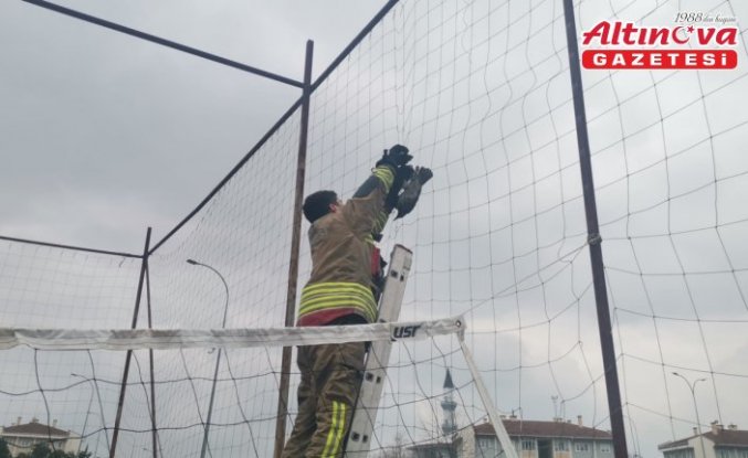 Düzce'de basket sahasında fileye dolanan kargayı itfaiye kurtardı