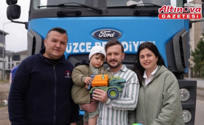 Düzce'de temizlik işçilerinden her gün kendilerini bekleyen 20 aylık bebeğe hediye