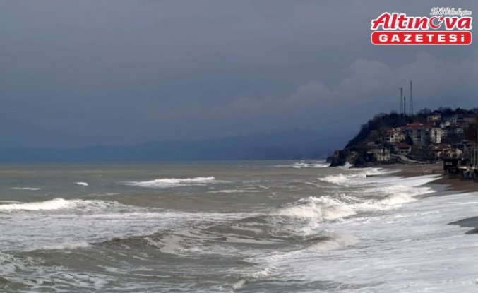 Düzce'nin Karadeniz kıyısında kuvvetli rüzgar etkili oldu