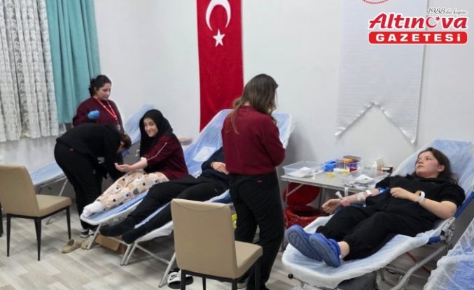 Gümüşhacıköy'de üniversite öğrencilerinden Türk Kızılaya kan bağışı