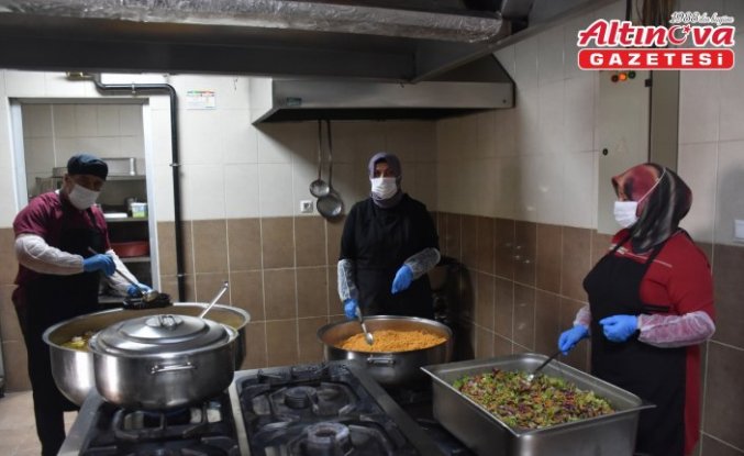 Gümüşhane Belediyesince ramazan ayında vatandaşlara sıcak yemek ulaştırılıyor