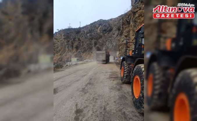 Gümüşhane-Giresun kara yolu heyelan nedeniyle ulaşıma kapandı