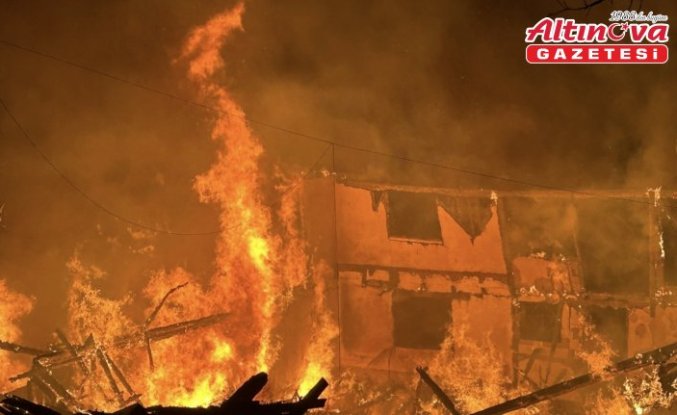 Karabük'te 2 katlı ahşap ev ve odunluk yandı