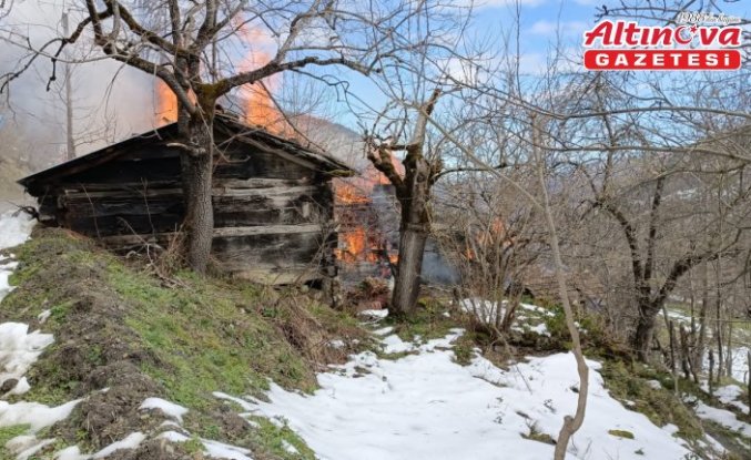 Kastamonu'da çıkan yangında 2 ev kullanılamaz hale geldi