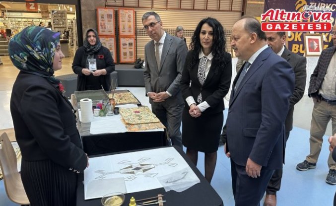 Kastamonu'da “Sanatın Diliyle Değerlerimiz“ tezhip, hat ve ebru sergisi açıldı