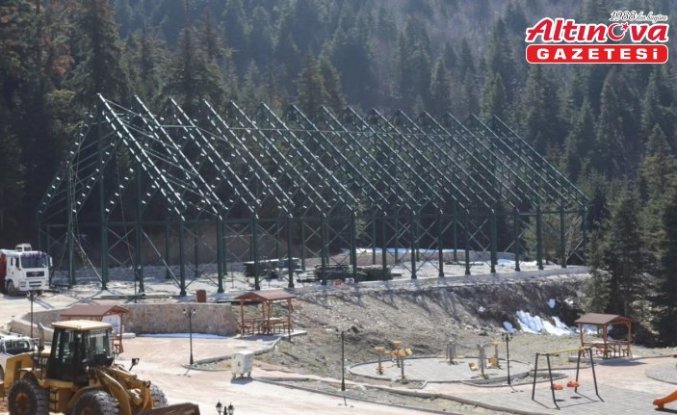 Küre Belediye Başkanı Turhan, yapımı devam eden halı sahada inceleme yaptı