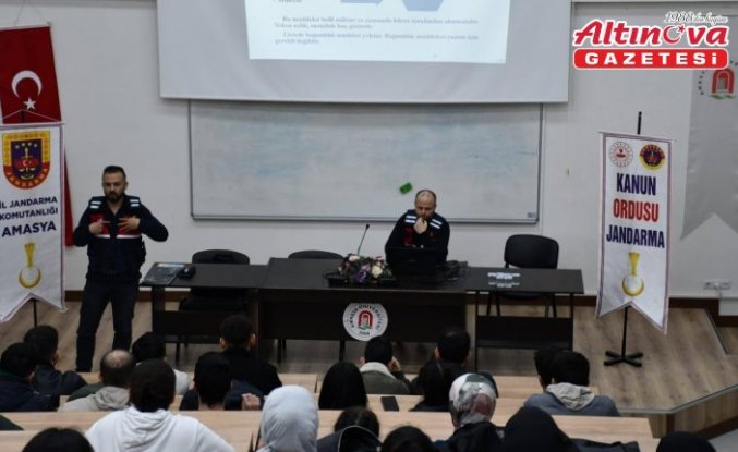 Merzifon'da üniversite öğrencileri jandarma ekiplerince bilgilendirildi