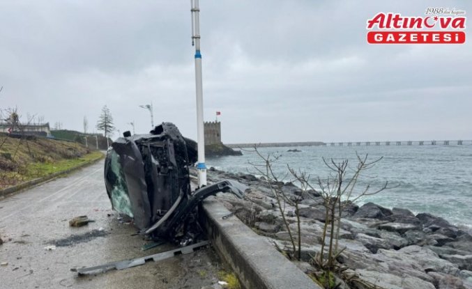 Rize'de devrilen otomobilin sürücüsü yaralandı