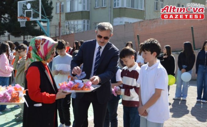 Samsun'da öğrenciler önce bayramlaştı sonra mendil içinde bayram harçlığı aldı