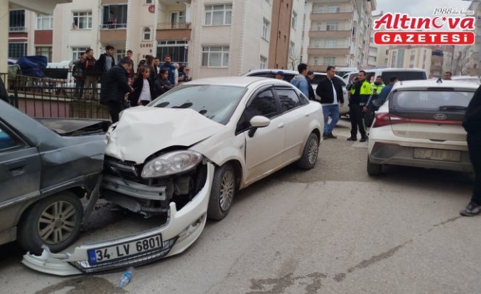 Sinop'ta üç aracın karıştığı kazada 2 kişi yaralandı