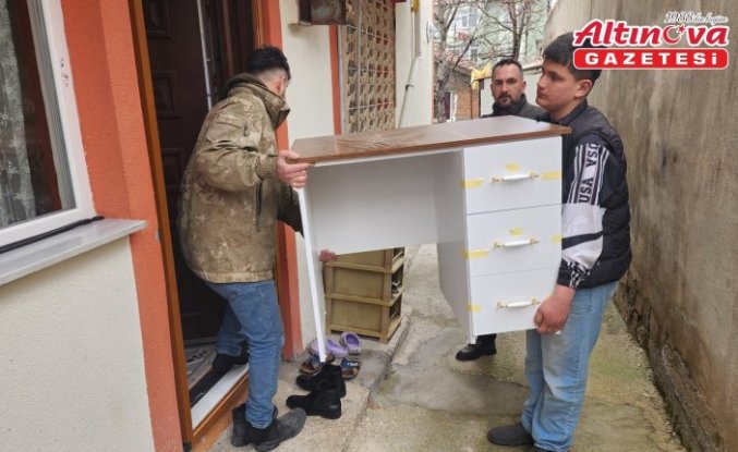 Suluova'da öksüz ve yetim çocuklara çalışma masası ve sandalye verildi