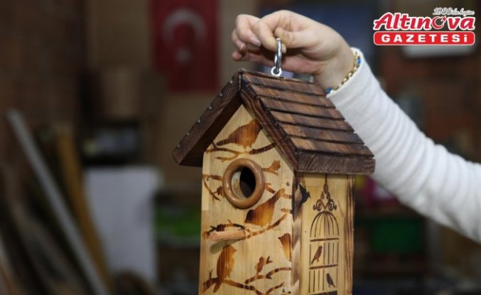 Tasarımlarını evinin bodrumunda ahşap sanatıyla şekillendiriyor